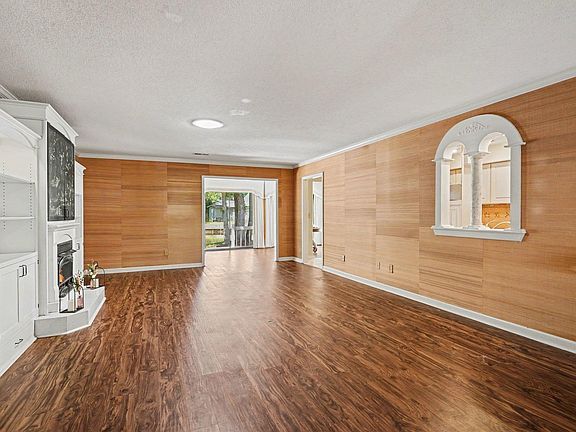 3rd image of 104 Hickory Dr.