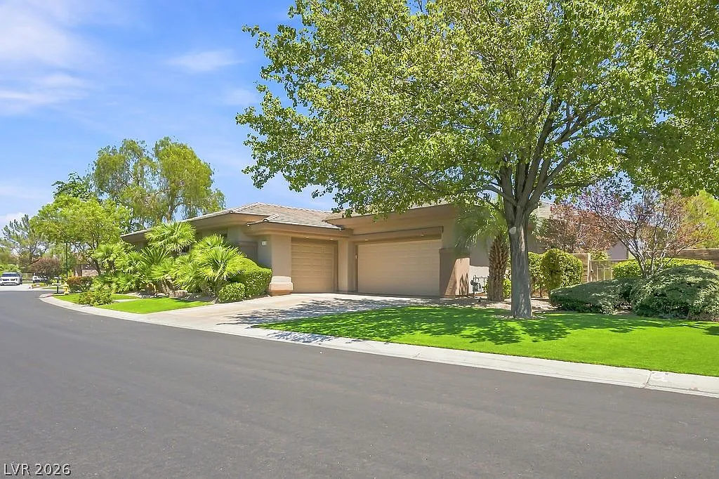 5 bed, 4.5 bath, 3942 sqft, $5,700 — Photo 2