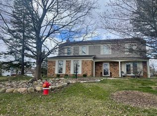 1595 Grandview Dr, Rochester Hills, MI 48306