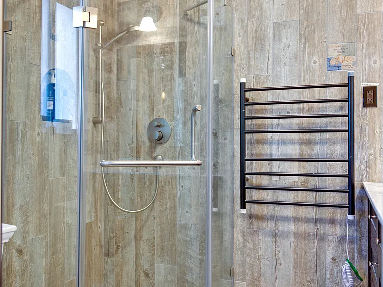 King ensuite shower
