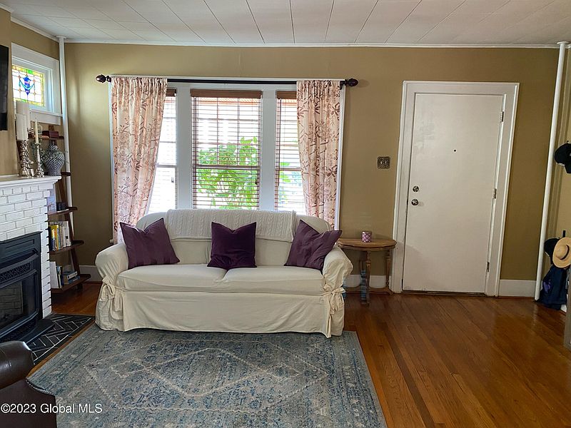 4th image of 59 Glendale Avenue