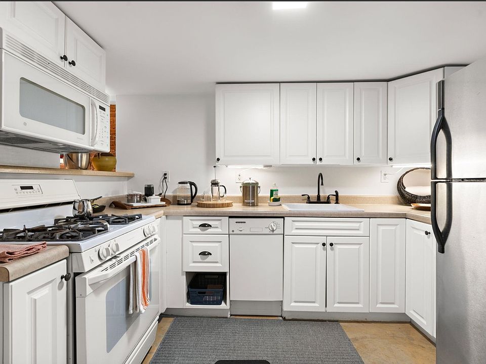 A studio kitchen you can actually cook in, even has a dishwasher