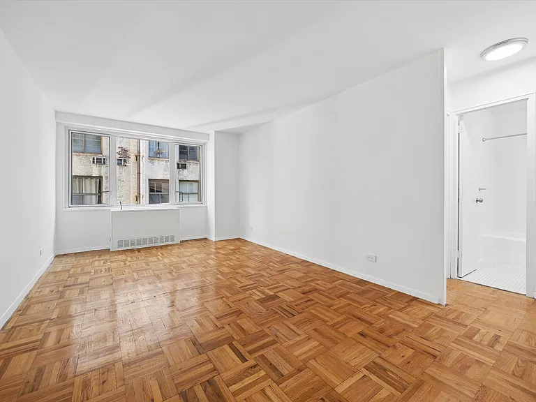 301 E 22nd St #8U — Photo 4