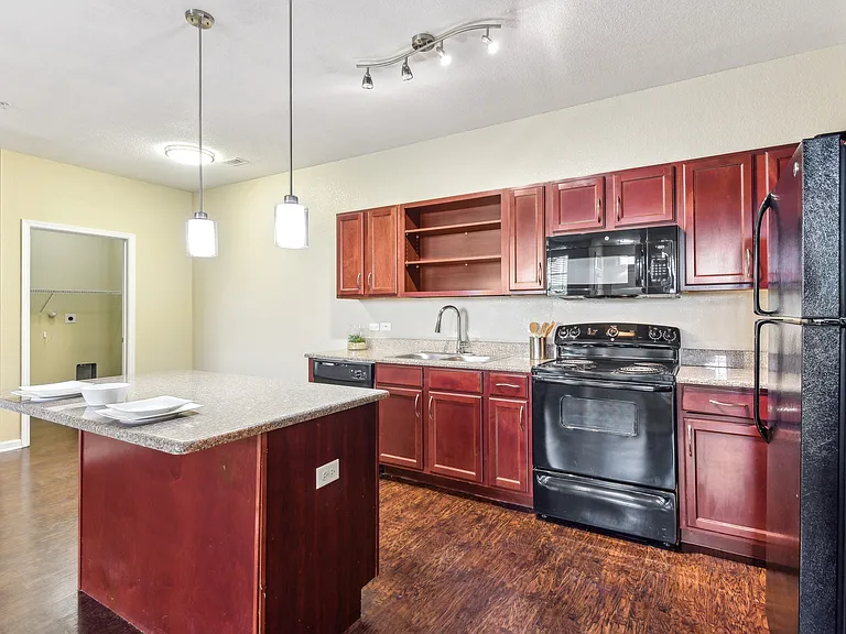 Overlook at Stone Oak Park Apartments — Photo 18