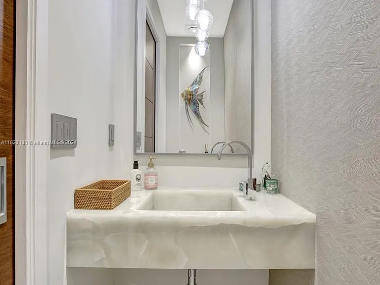 305 Oak St — Photo 56