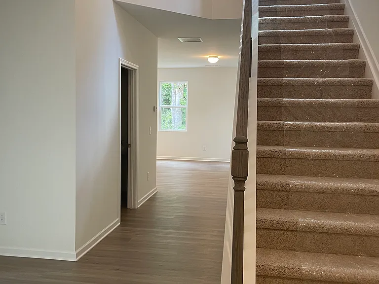 146 Parkwood Dr — Photo 3