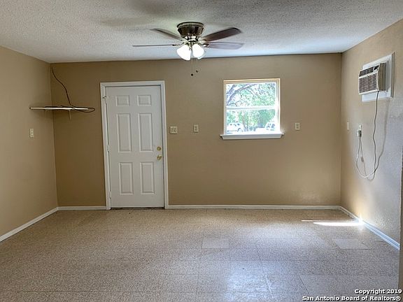 3rd image of 165 Oakridge Trl