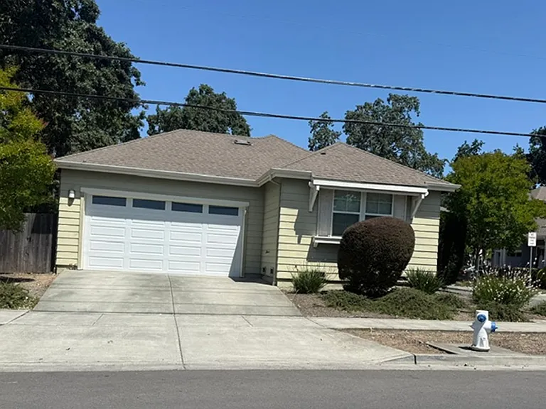 1217 Jennings Ave — Photo 2