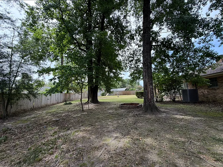 2102 Elmwood Dr — Photo 23