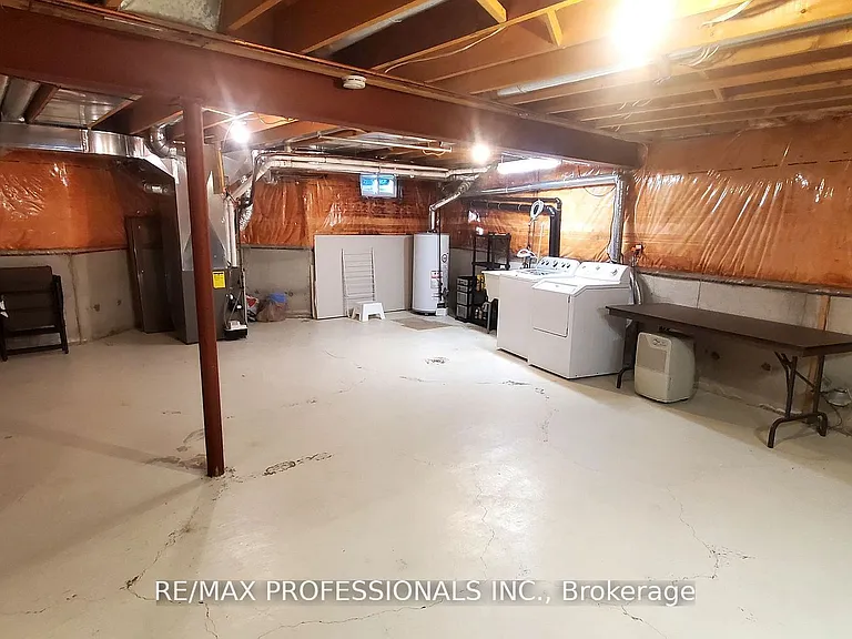 2545 Addingham Cres — Photo 34