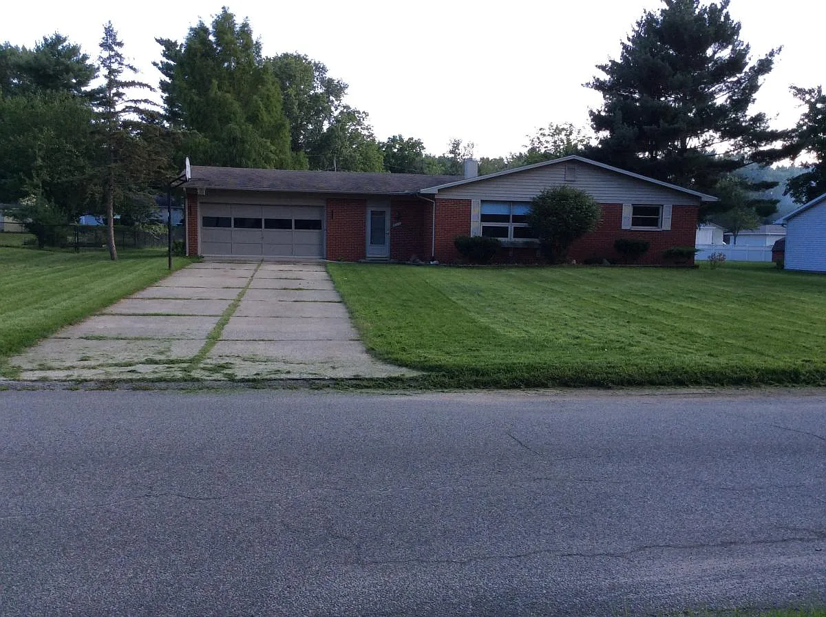 3 bed, 1.5 bath, 1376 sqft, $2,045 — Photo 1