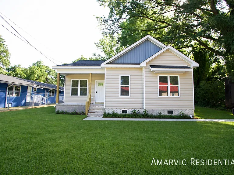 621 Singletary St SE — Photo 1