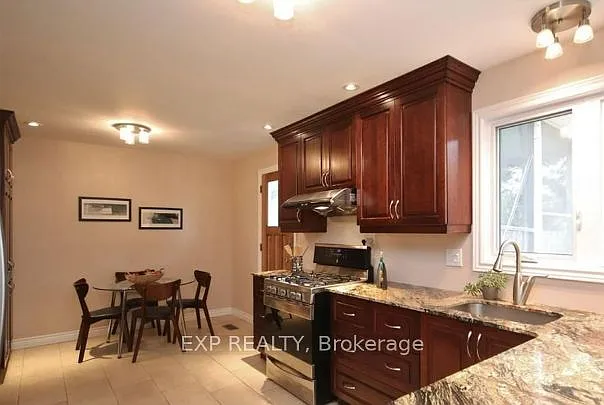 1326 Fontenay Cres — Photo 12