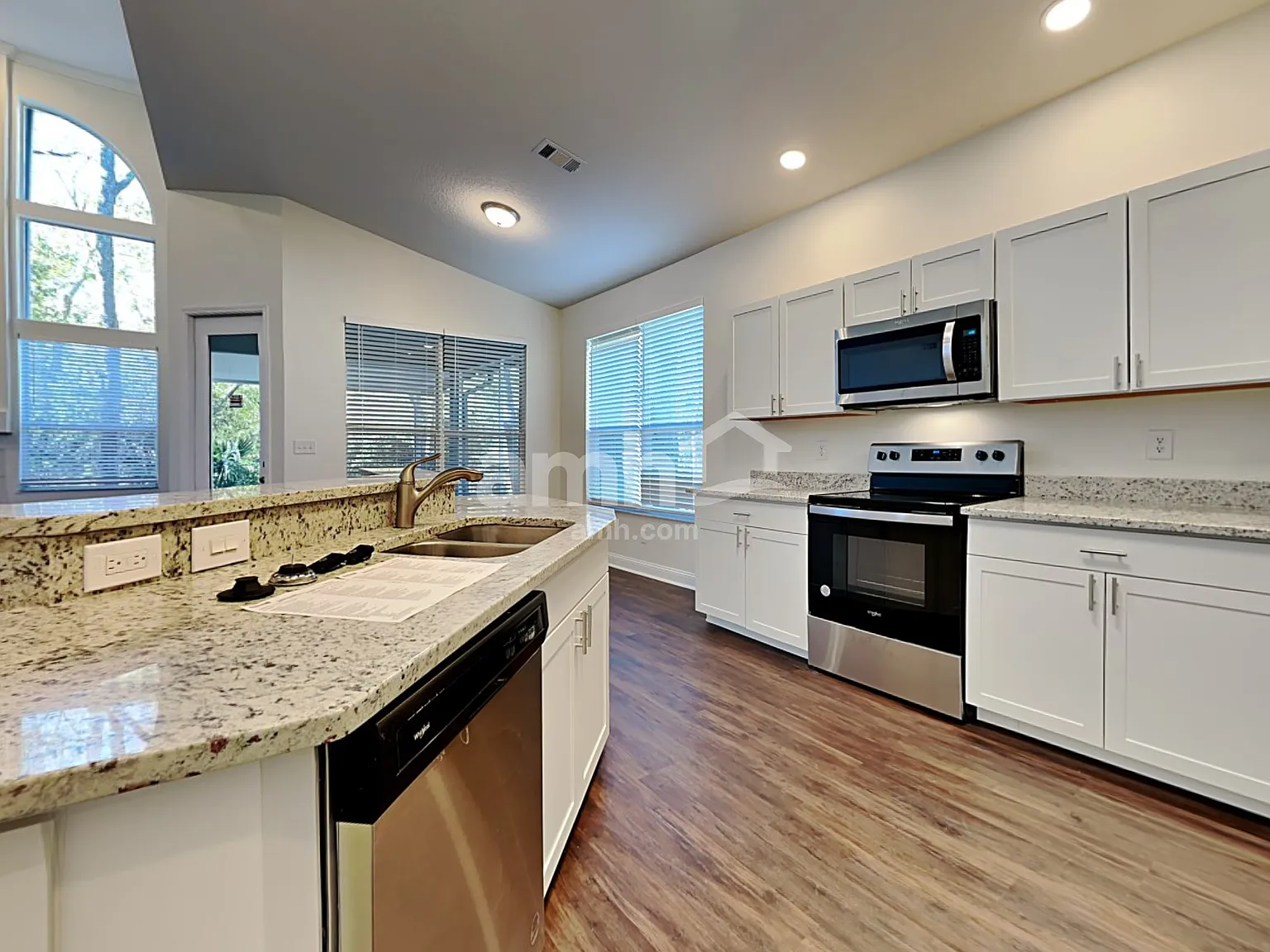 3 bed, 2.5 bath, 2301 sqft, $3,200 — Photo 3