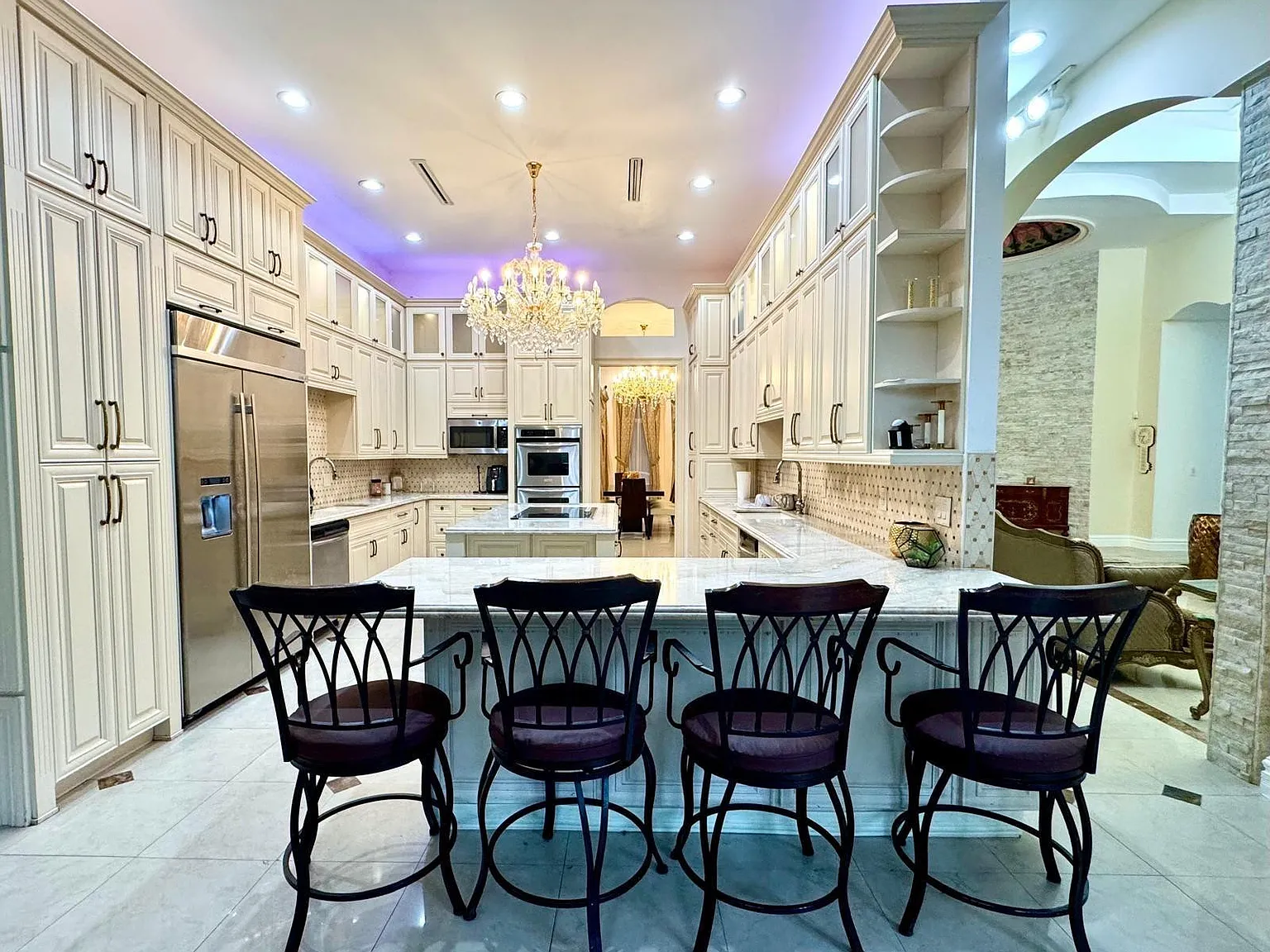 5 bed, 5.0 bath, 4243 sqft, $10,500 — Photo 2