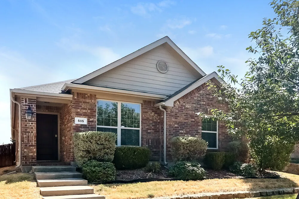 3 bed, 2.0 bath, 1461 sqft, $2,105 — Photo 1