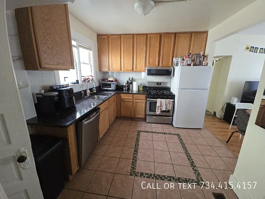 502 Benjamin St — Photo 3