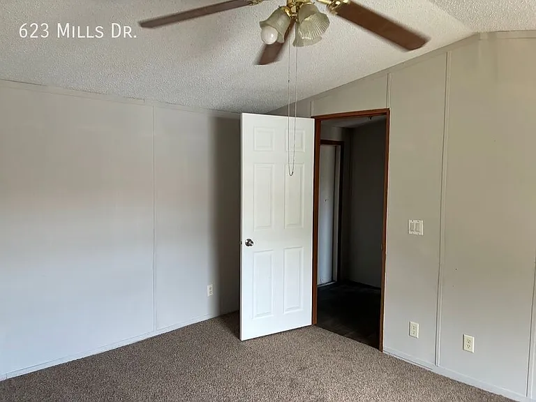 623 Mills Dr — Photo 3