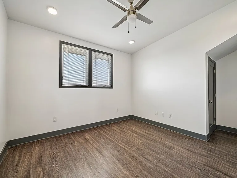 St. Thomas Flats — Photo 39