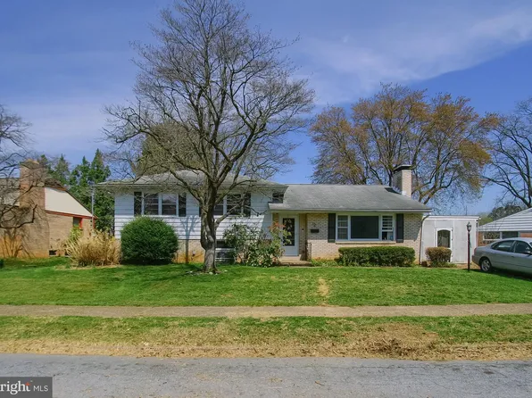 12 Center Dr, Camp Hill, PA 17011