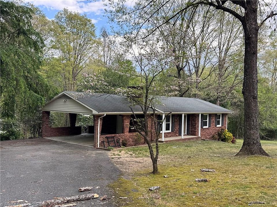 1st image of 215 Cardinal Ln