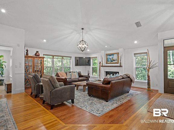 3rd image of 674 Colonial Dr