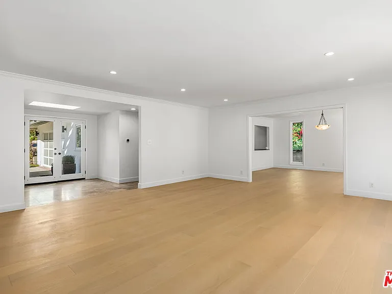 1836 N Doheny Dr — Photo 9