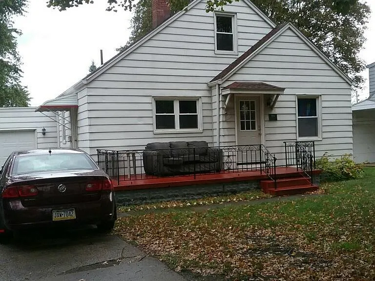 954 E 38th St — Photo 1