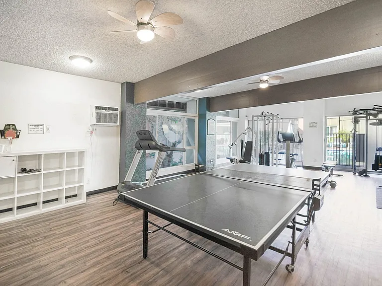 5830 Reseda Boulevard — Photo 18