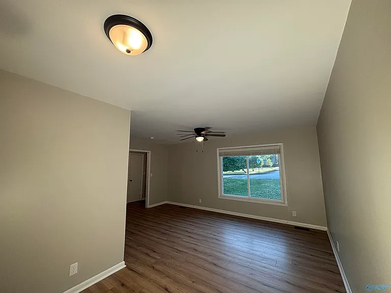 510 Clift Dr — Photo 6