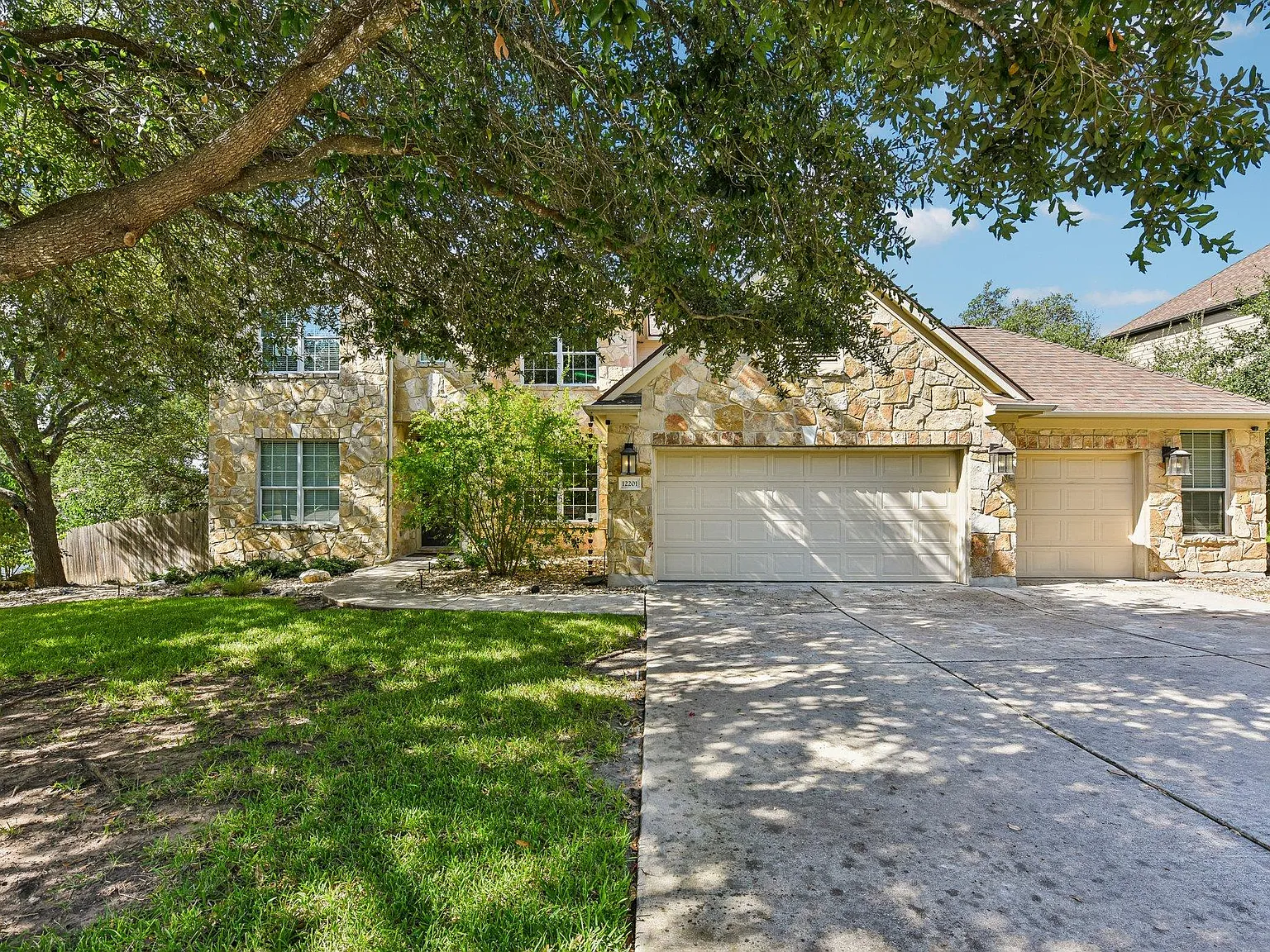 6 bed, 4.0 bath, 4162 sqft, $7,000 — Photo 2