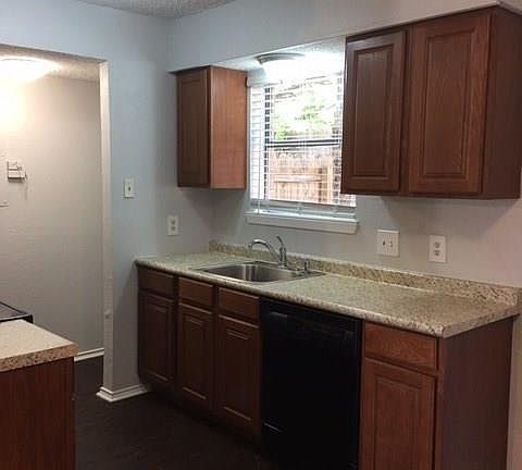 5th image of 215 Cambridge Dr