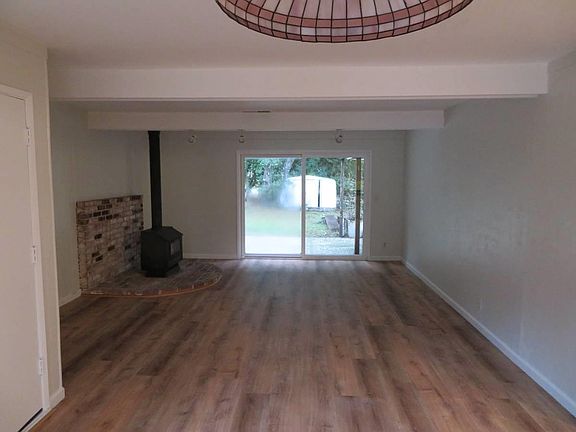 4th image of 210 El Camino Dr