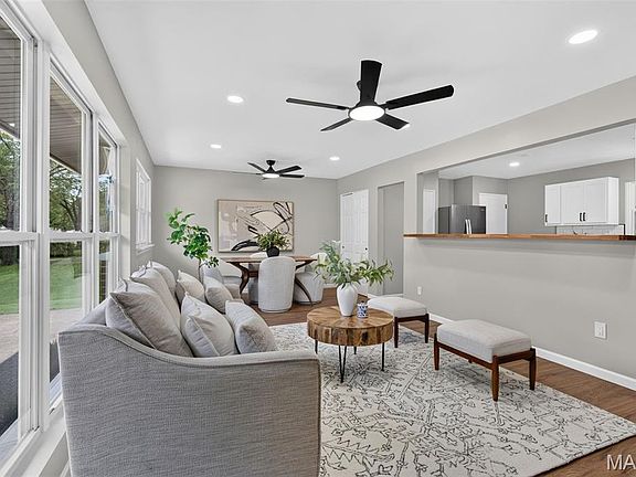 3rd image of 905 Campion Ln