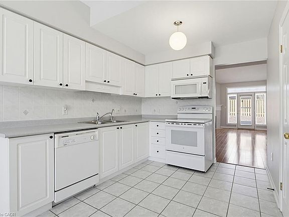4th image of 34 Greentrail Dr