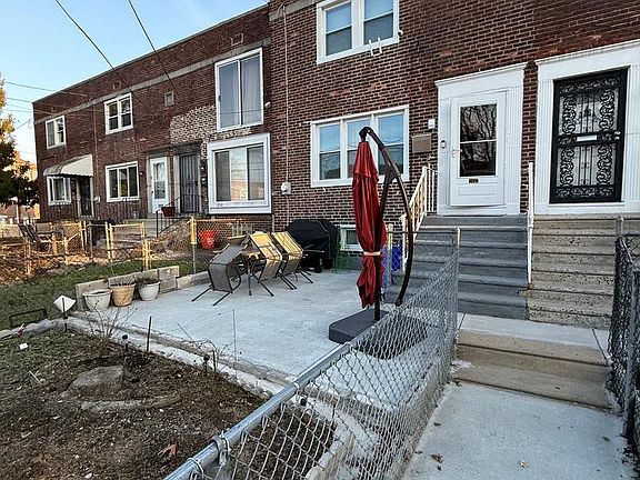 4th image of 2932 Clinton St