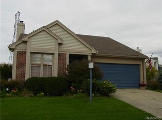 360 Huntington Ct, Rochester Hills, MI 48307