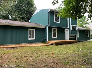 2820 S Commerce Rd, Commerce Township, MI 48390