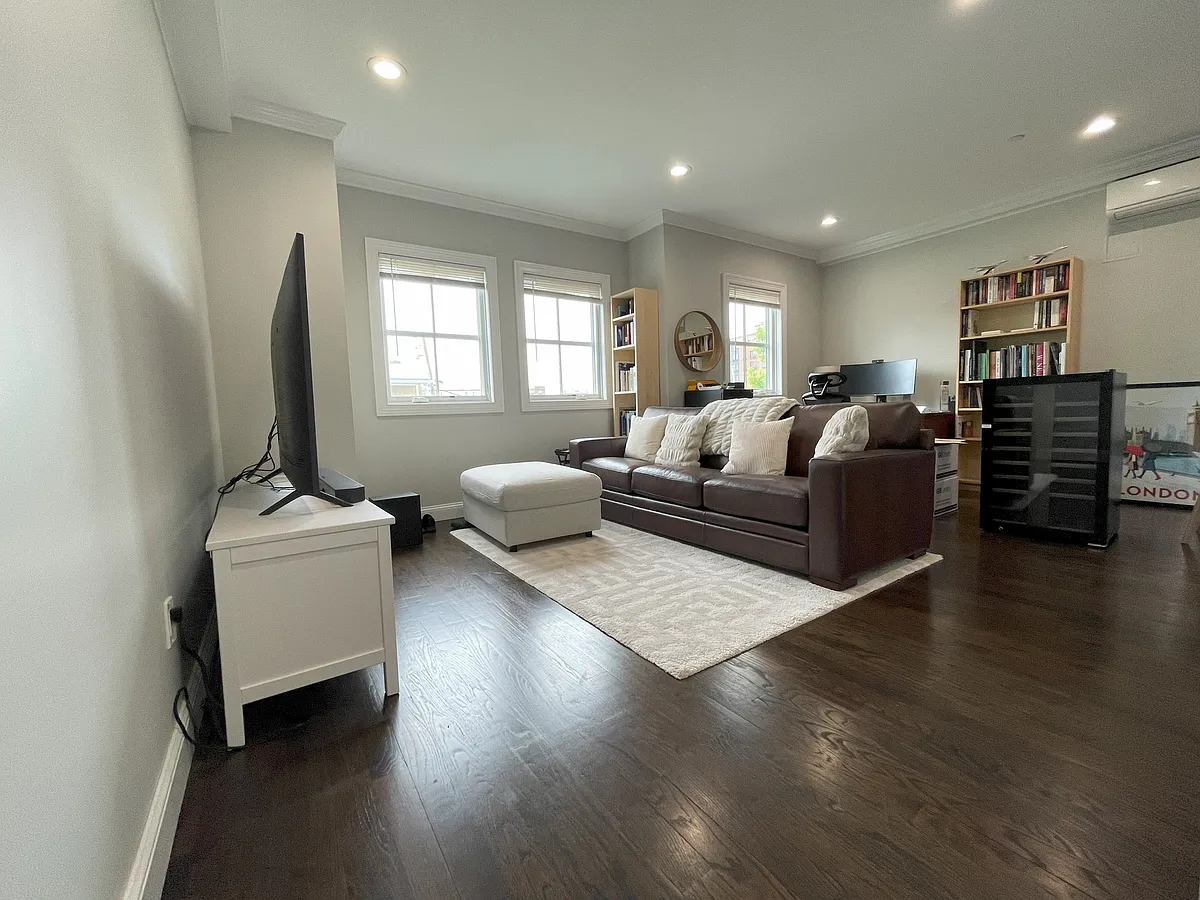 Building Photo - 4 Armonk St