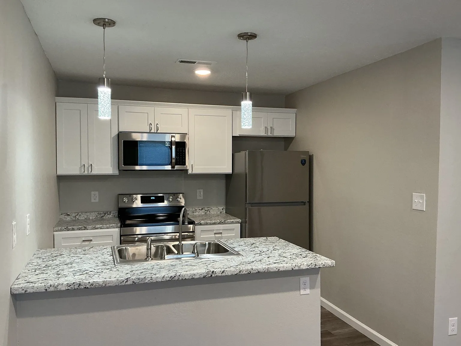 1 bed, 550 sqft, $1,000 — Photo 3