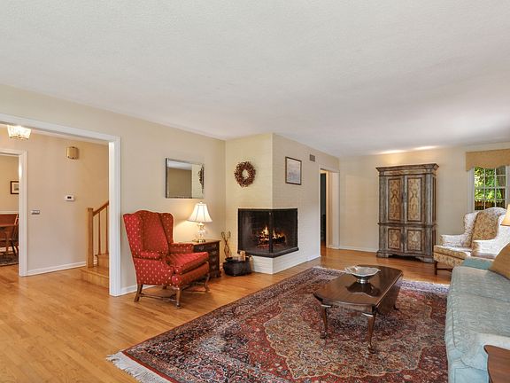 5th image of 117 E Hawthorne Ct
