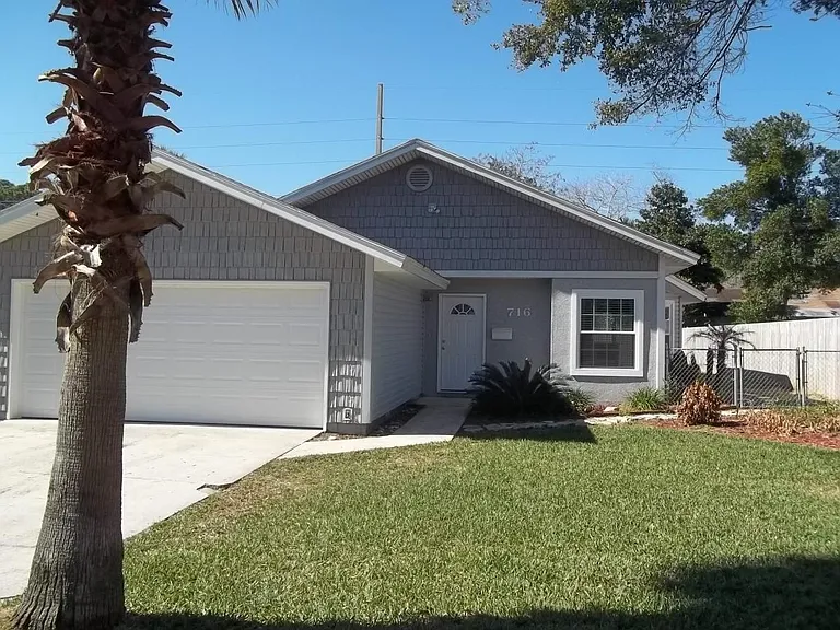 716 Holly Dr — Photo 1