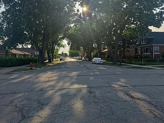 5th image of 7351 W 62nd Pl