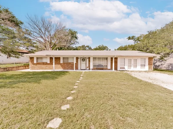 500 W London St, Bowie, TX 76230