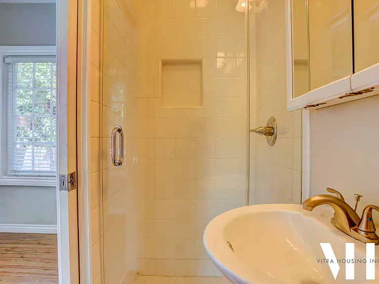 2352 S Portland St — Photo 13