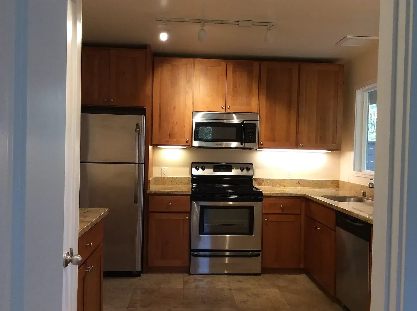 A 2-3 bedroom / 1 bathroom apartment in iconic San Anselmo — Photo 3