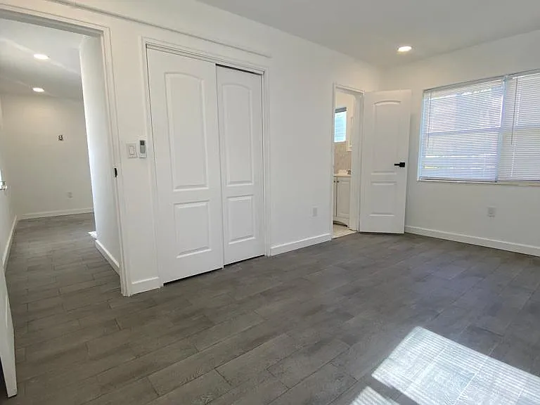 14280 NE 6th Ave #1 — Photo 5