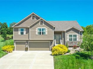 602 Tomahawk Ct, Smithville, MO 64089