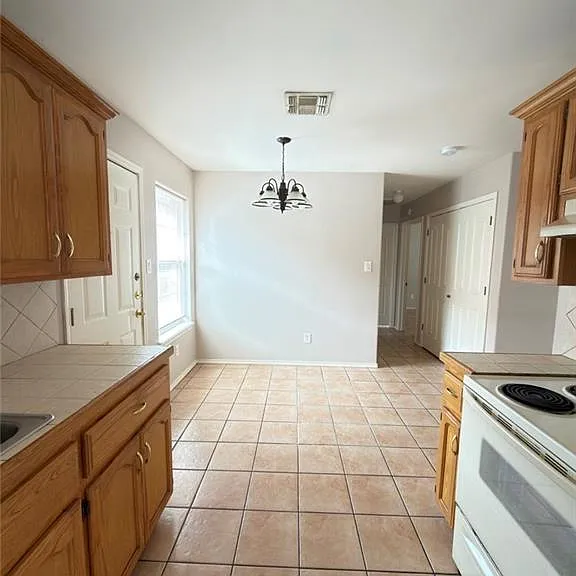 1804 S Linden St — Photo 3