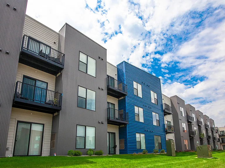 Courtyard at cobblestone Park — Photo 18